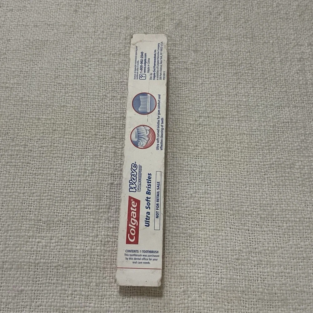 Colgate Soft Compact Head GUM Clean 4x SLIMMER Tip‎ Bristles Toothbrush Vintage